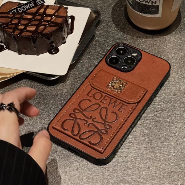 ハイブランド iPhone 15+ 14 16pro maxケース ロエベ レトロ感 Loewe galaxy s23 s22 s24アイフォン14plus/13pro/12 pro maxスマホカバー シンプル 流行り iPhone 14 13 pro maxケース 金具ロゴ iPhone 12 pro/11pro max/xsカバー カードポケット付き 落下保護 ファッション
