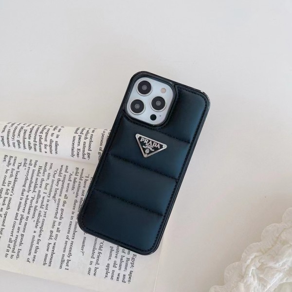 Prada ブランド iphone 15 14 pro maxケース ダウンカバー プラダ アイフォン14plus/13pro/13pro maxケース 衝撃吸収 キズ防止 iPhone13 12 pro maxケース 個性デザイン iPhone11pro max/11ケース 滑り止め メンズ 男子