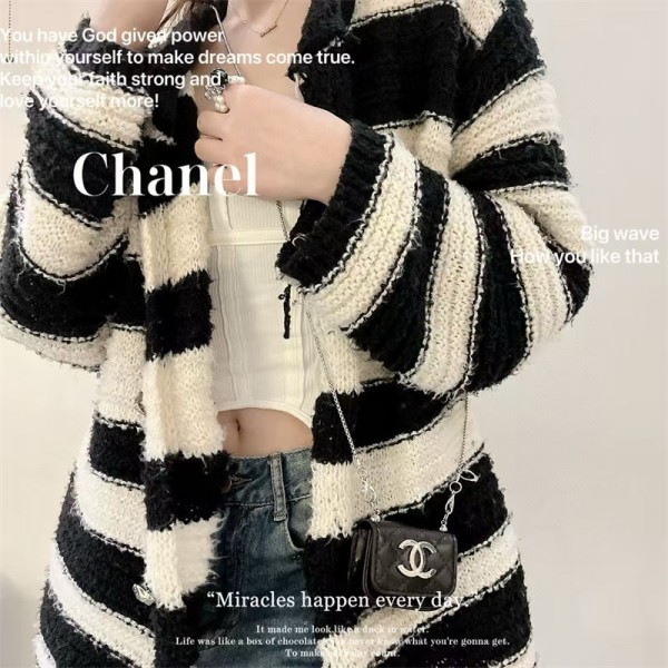 Chanel シャネルブランド Airpods 4/3/Pro2ケース 保護 エアーポッズ 第四世代ケース 便利 カラビナ付き 第3世代 airpods 4/pro2 ケース ハイブランド 落下防止ブランド Airpods Pro2/3 4カバーメンズ レディース