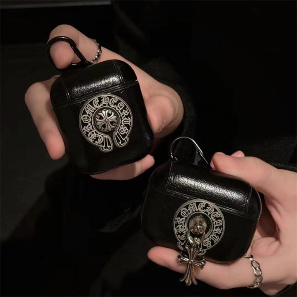 クロムハーツ Chrome Hearts エアーポッズ 第四世代ケース 便利 カラビナ付き 第3世代 airpods 4/pro2 ケース ハイブランド 落下防止ブランド Airpods Pro2/3 4メンズ レディースairpods pro2/4 3ケース ストラップ付き