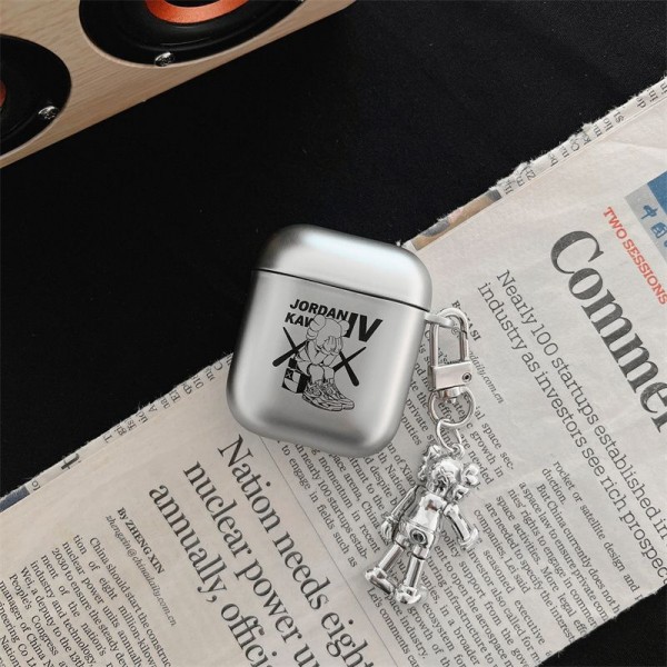 Kaws カウズブランド Airpods Pro3/4/3/Pro2ケース 保護 エアーポッズ 第四世代ケース 便利 カラビナ付き 第3世代 airpods Pro3/4/pro2 ケース ハイブランド 落下防止軽量 エアーポッズ プロ3/4/プロ2/3カバー 紛失防止