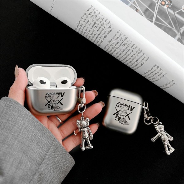 Kaws カウズブランド Airpods Pro3/4/3/Pro2ケース 保護 エアーポッズ 第四世代ケース 便利 カラビナ付き 第3世代 airpods Pro3/4/pro2 ケース ハイブランド 落下防止軽量 エアーポッズ プロ3/4/プロ2/3カバー 紛失防止