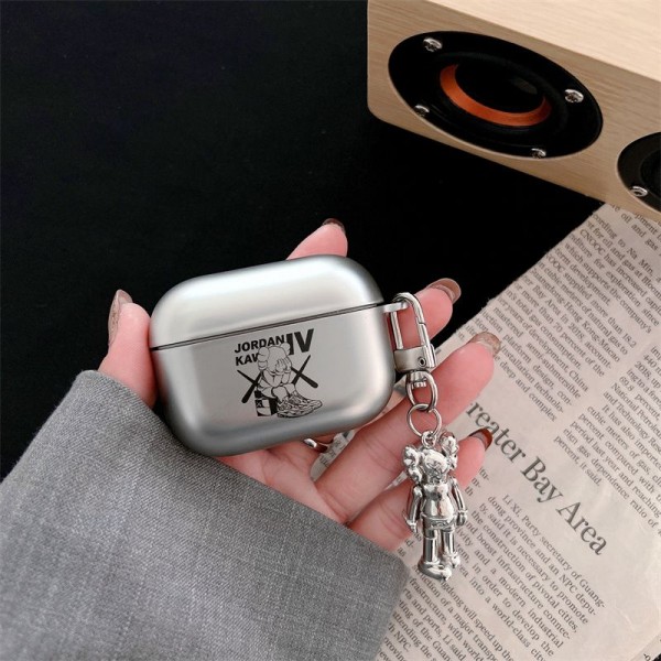 Kaws カウズブランド Airpods Pro3/4/3/Pro2ケース 保護 エアーポッズ 第四世代ケース 便利 カラビナ付き 第3世代 airpods Pro3/4/pro2 ケース ハイブランド 落下防止軽量 エアーポッズ プロ3/4/プロ2/3カバー 紛失防止