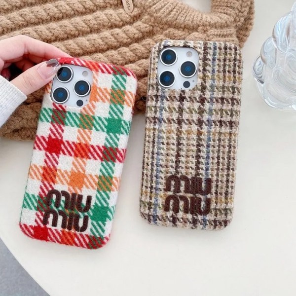 ミュウミュウ MiuMiu耐衝撃のiPhone Air 17pro 16e 15 pro max 14  13 12 plusスマホケースアイフォン17/air/15/14 13pro 12 16+ケースブランド 手触り良い 男女兼用iPhone  Air 15 14 16 17pro maxケースカバーアップル 15+ 14pro 16e 17ブランドスマホカバー薄型オシャレ