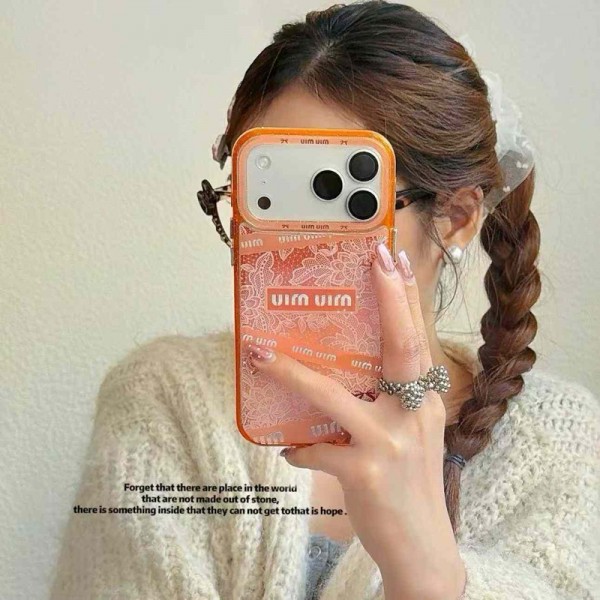ミュウミュウ MiuMiuアイフォンAir /16プロ マックス/15 17 プロ/16カバー 落下防止耐衝撃のiPhone Air 17pro 16e 15 pro max 17eスマホケースアイフォン17/17e/15/14 13pro 12 16+ケースブランド 手触り良い 男女兼用iPhone  Air 15 14 16 17pro maxケースカバー