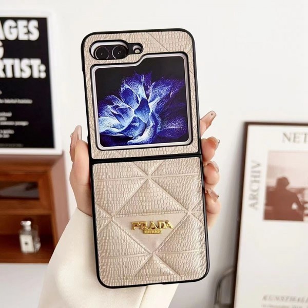 Prada プラダSamsung Z Flip5 4スマホケース気質オシャレ Galaxy z flip5 4ブランドスマホケース ブランドギャラクシー Z Flip5 4カバー 落下保護Galaxy Z Flip5/4ケース 高級感 シンプル 逸品