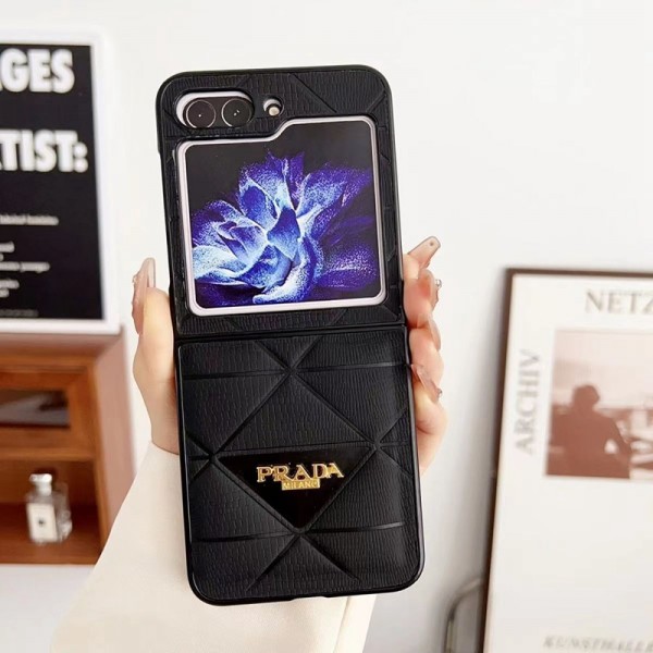 Prada プラダSamsung Z Flip5 4スマホケース気質オシャレ Galaxy z flip5 4ブランドスマホケース ブランドギャラクシー Z Flip5 4カバー 落下保護Galaxy Z Flip5/4ケース 高級感 シンプル 逸品