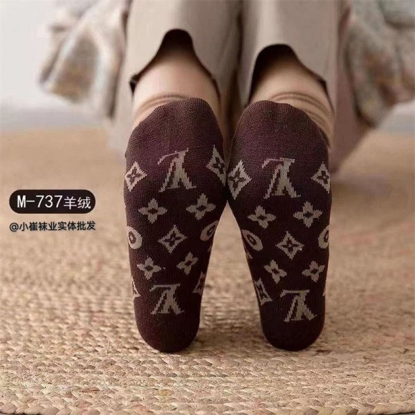 Lv ルイヴィトンブランド靴下 偽物 ブランド激安 靴下 メンズ レディース スーパーコピー韓国 冷えとりくつした 冷え性対策グッズ 靴下 ソックス ハイブランド あったかグッズ  3足セット