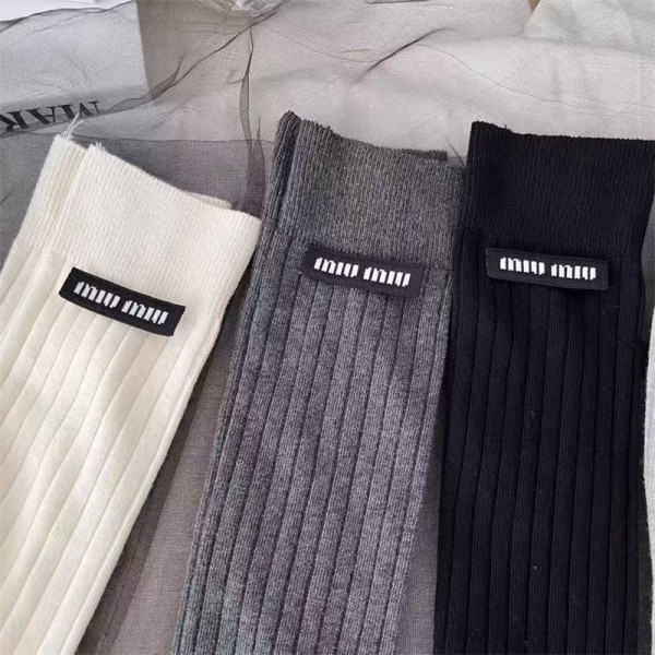 ミュウミュウ MiuMiuブランド靴下 偽物ブランド激安靴下メンズレディーススーパー コピー韓国 冷えとりくつした 冷え性対策グッズ 靴下 ソックス ハイブランド あったかグッズ 