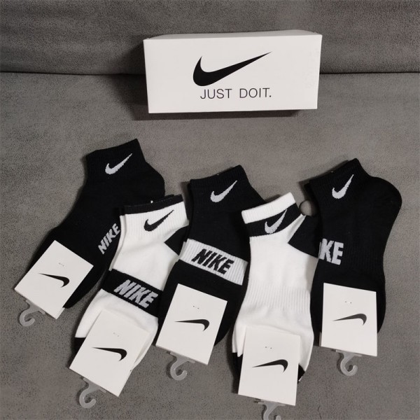 Nike ナイキ韓国ブランド コピー 靴下ハイブランド 涼しい ムレない おしゃれ 綿 春夏秋 靴下パロディ靴下 韓国 安いランニング ゴルフ靴下 吸汗速乾 蒸れない スニーカーソックス
