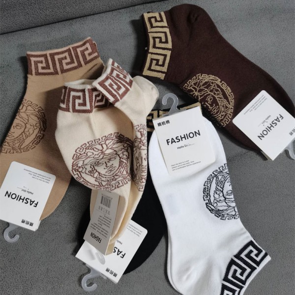 Versace ヴェルサーチ激安 ソックス ブランド フットカバー スニーカーインハイブランド 涼しい ムレない おしゃれ 綿 春夏秋 靴下パロディ靴下 韓国 安いランニング ゴルフ靴下 吸汗速乾 蒸れない スニーカーソックス