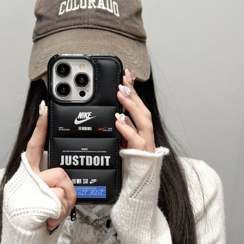 Nike アップル 15+ 14pro 16e 17eカバー