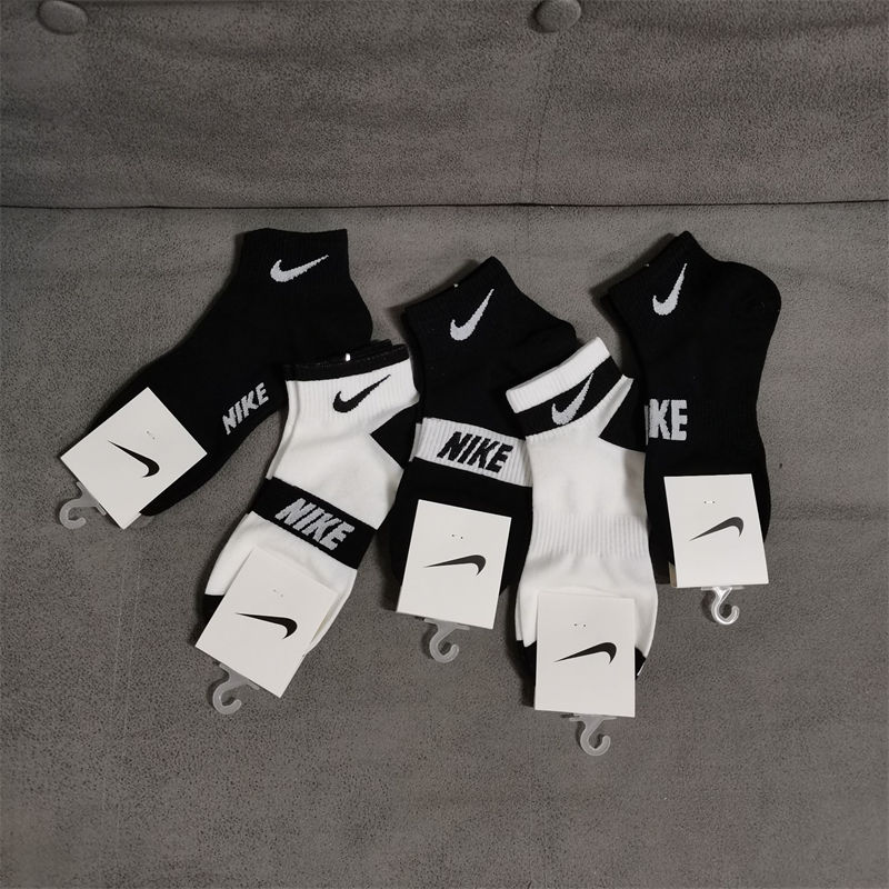 Nike パロディ靴下 韓国